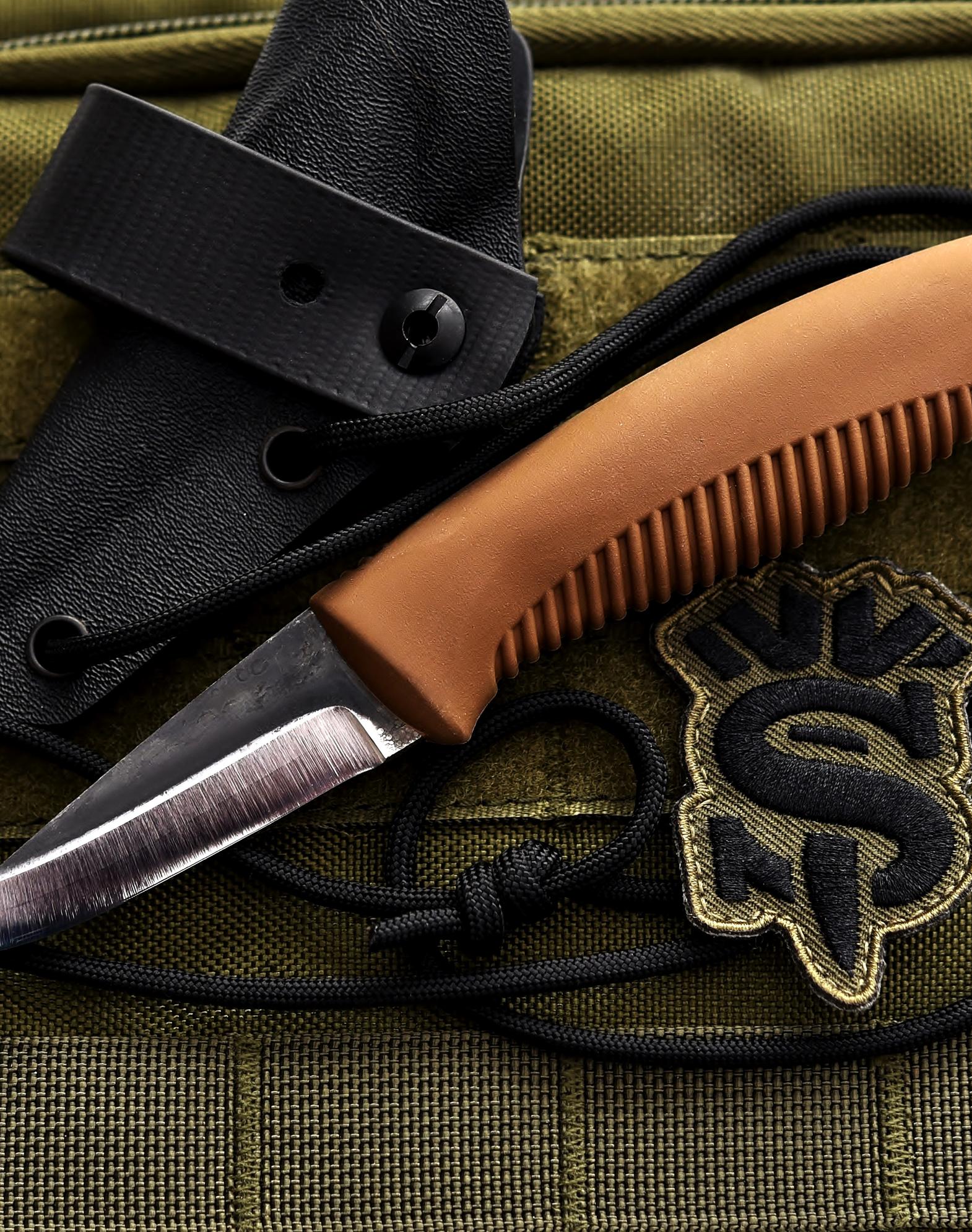 M23 - Light and ergonomic knife. Ideal to carry around your neck.